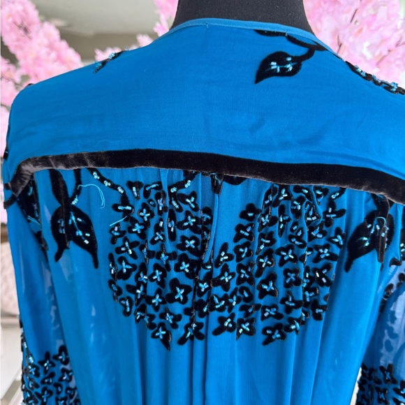 Teal colored silk crushed velvet Hale Bob top sample size - some loose threads - Picture 8 of 10